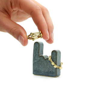Alternative view of Digit Ringholder - Rock On - Nat